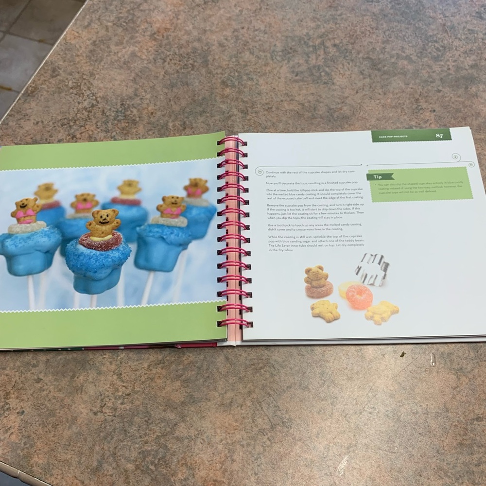 Bakerella Cake Pop Cookbook - Picture 6 of 16